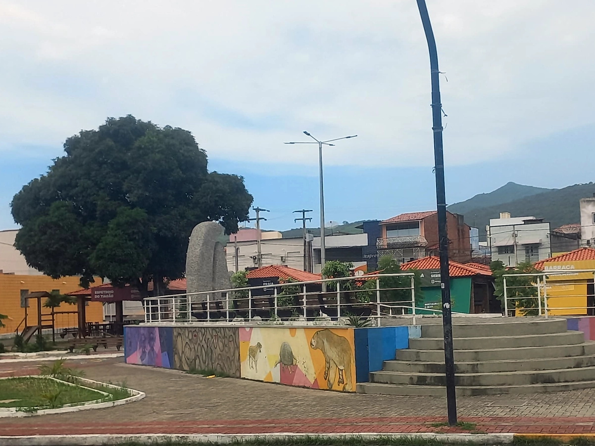 Foto da praça josé pontes filho (prefeitura) que fica localizado em Itapipoca Ceará