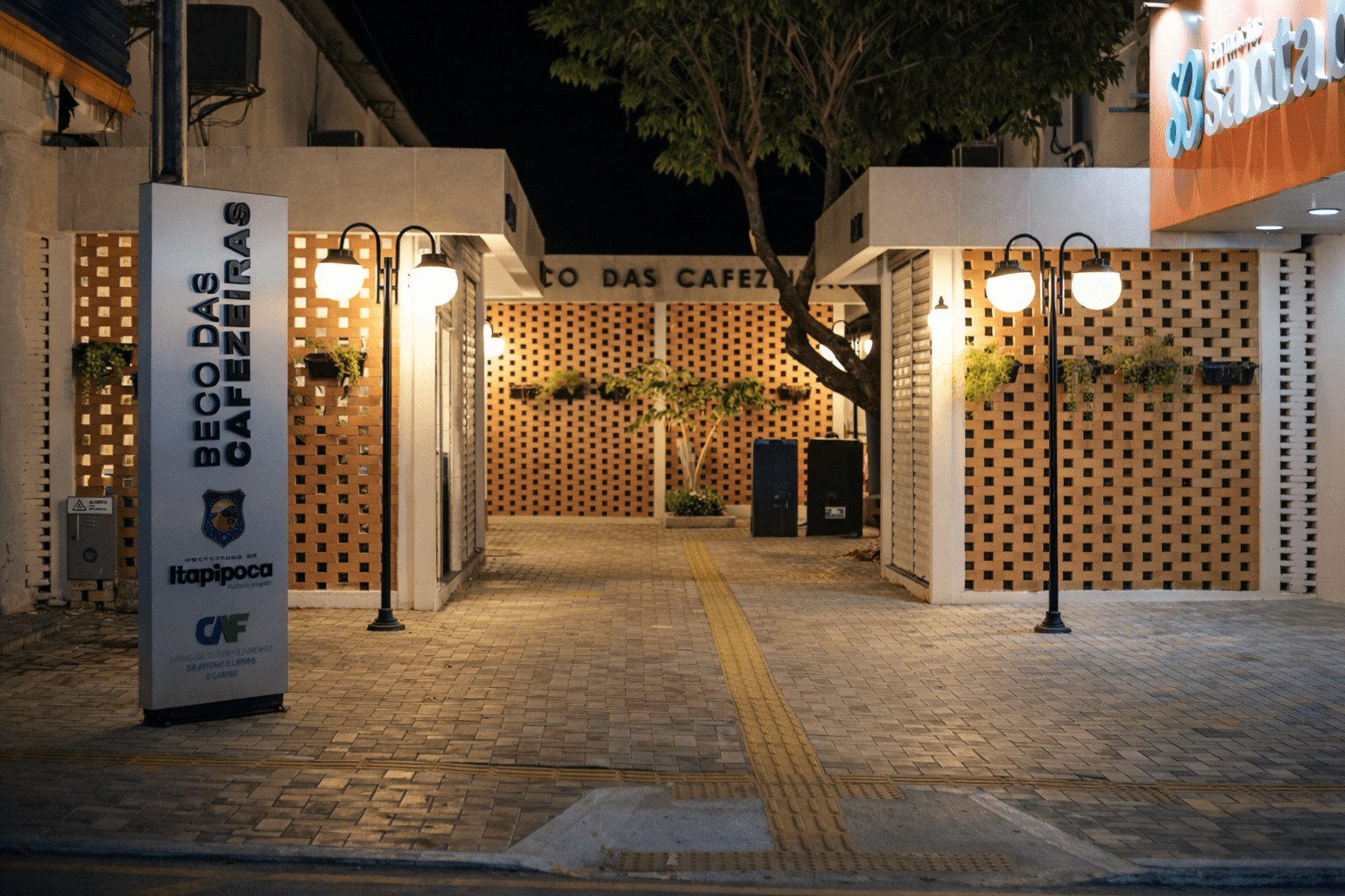 Entrada do Beco das Cafezeiras em Itapipoca Ceará, espaço cultural e turístico com arte urbana e eventos culturais