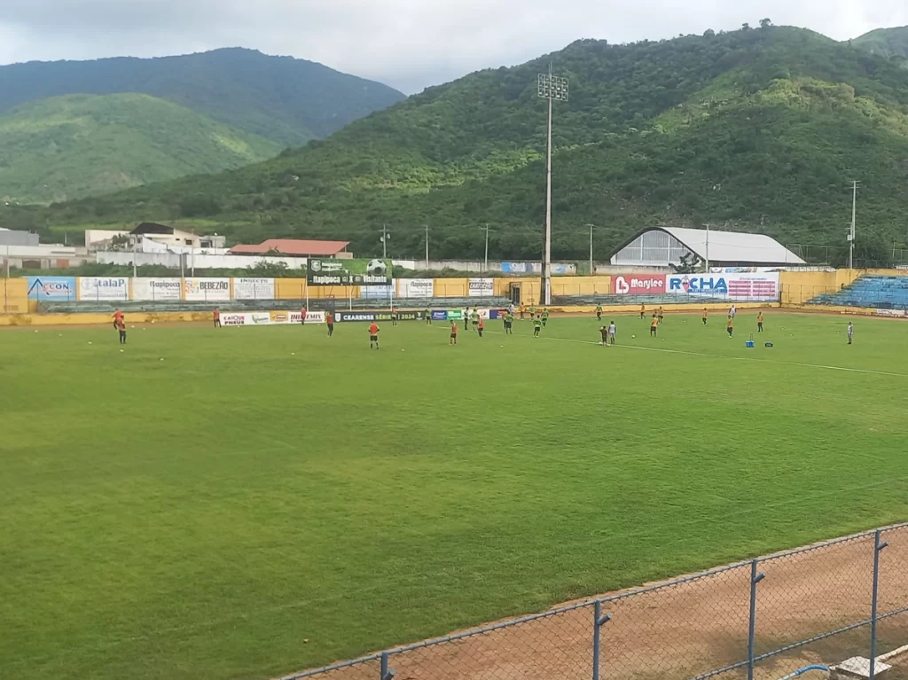 Campo do Estádio Perilo Teixeira em Itapipoca Ceará com gramado e estrutura esportiva