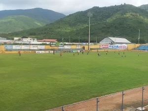 Campo do Estádio Perilo Teixeira em Itapipoca Ceará com gramado e estrutura esportiva