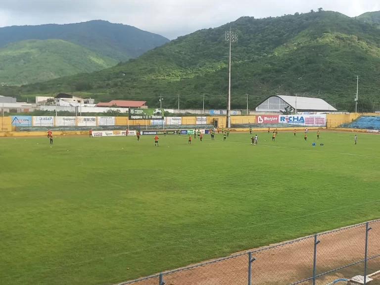 Campo do Estádio Perilo Teixeira em Itapipoca Ceará com gramado e estrutura esportiva