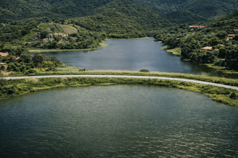 Açude do Quandú visto de cima em Itapipoca Ceará com paisagem natural e reservatório de água