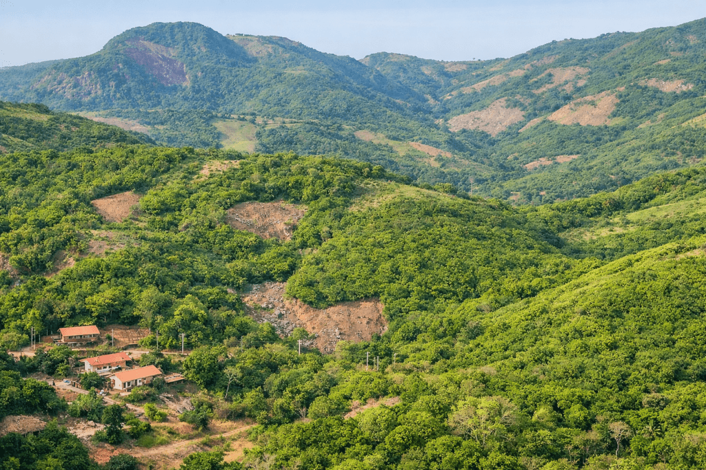 Serras de Itapipoca com vegetação e paisagem natural no interior do Ceará