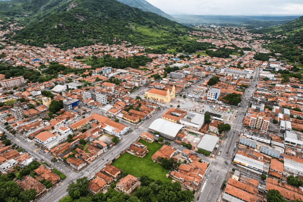 Vista aérea da cidade de Itapipoca Ceará mostrando o centro urbano, ruas e construções da cidade sede