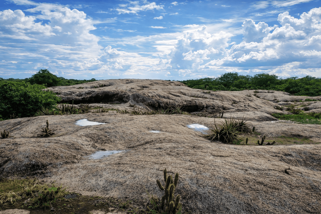 Sítio paleontológico da Laginha em Itapipoca Ceará com formação rochosa e área de importância histórica e científica